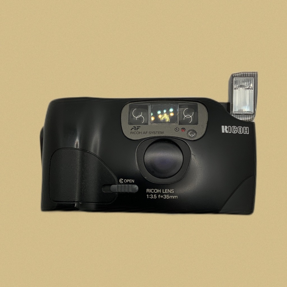 ricoh ff-9s‎ vintage 90s 35mm film camera point and shoot self timer